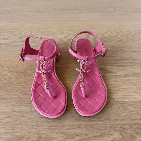 CHANEL Pink Quilted Leather T-Strap Logo Sandals - Picture 2 of 6